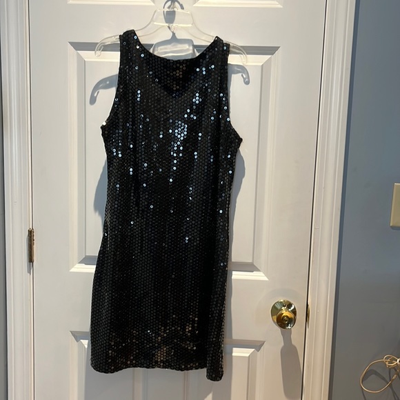 A black sequined sleeveless dress - Picture 2 of 3